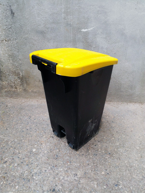 contenedor residuos 2ruedas plastico amarillo negro 64-69x38x48 (30eu.) 1u